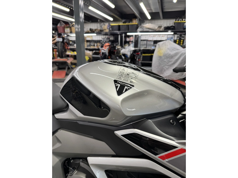 Triumph Daytona 660 Argent 2026 alt