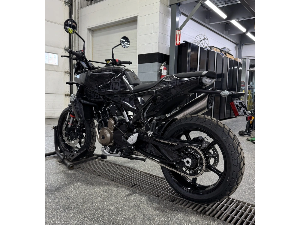 Husqvarna Svartpilen 801 2025 alt