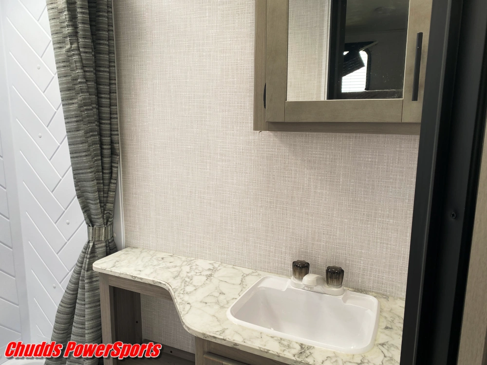 2022 Dutchmen Coleman Light 2455bh alt