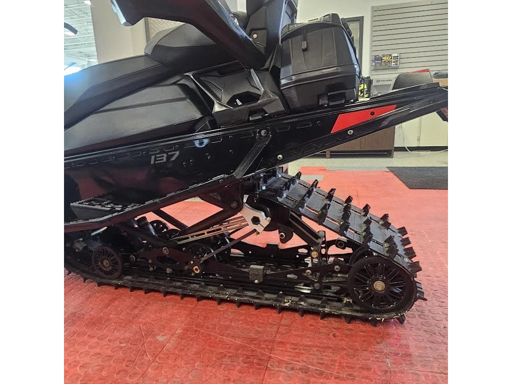 2025 Polaris 650 Indy Adventure 137 alt