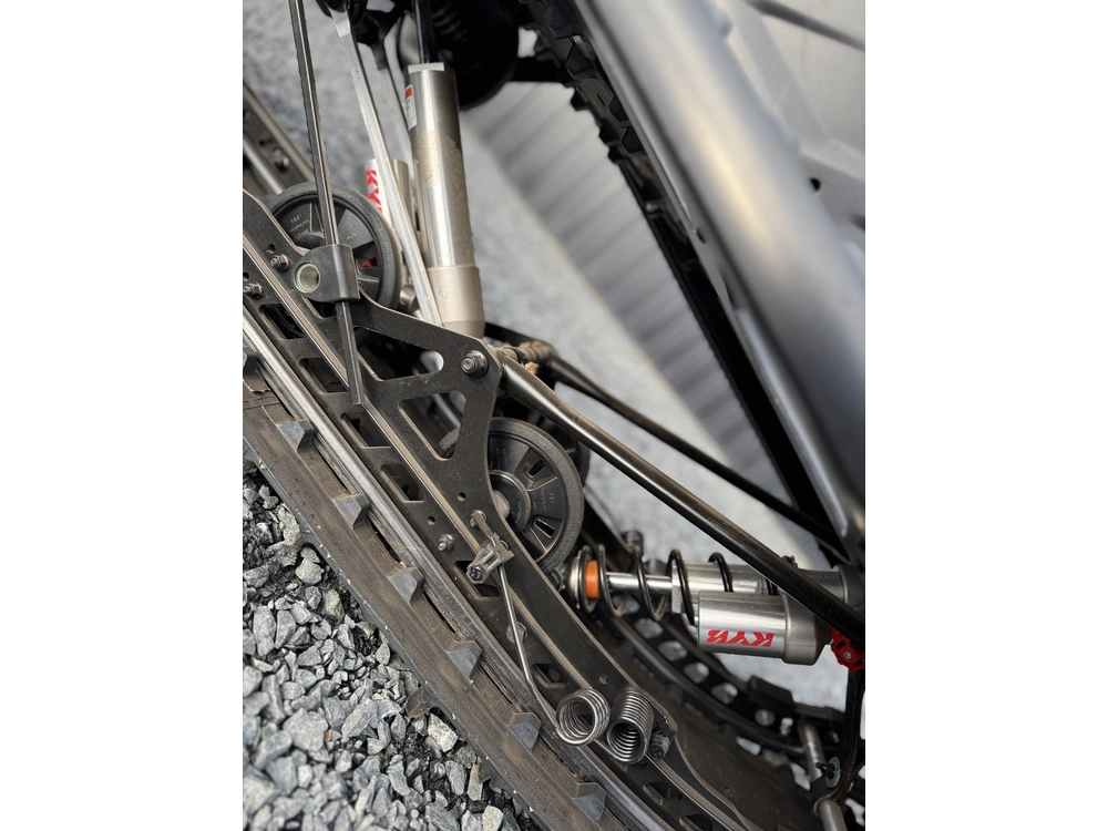 2025 Ski-doo Sm Bac Xrs 8tr S Bk 146 1.5s 42 Hub 25 850 E-tec® Turbo R 146 1.5 alt