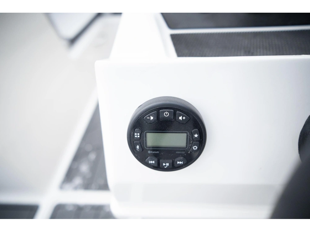 2023 Bayliner M19 alt