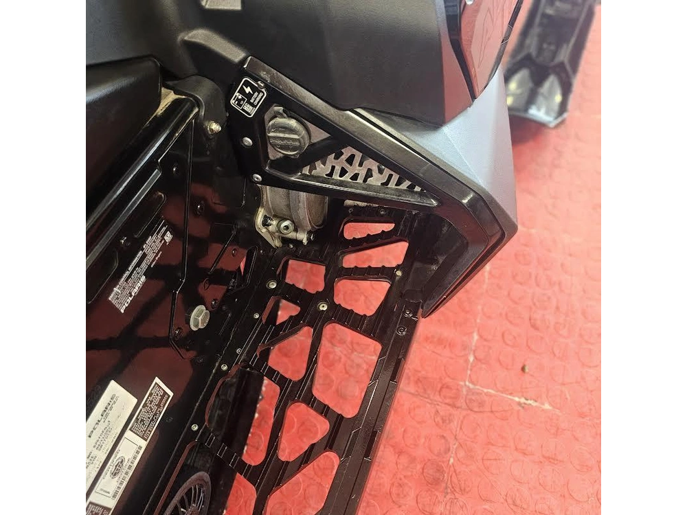 2025 Polaris 650 Indy Adventure 137 alt