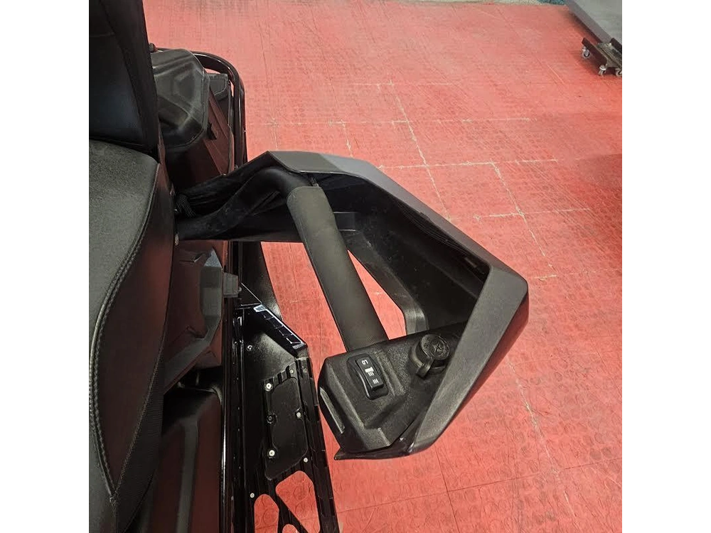 2025 Polaris 650 Indy Adventure 137 alt