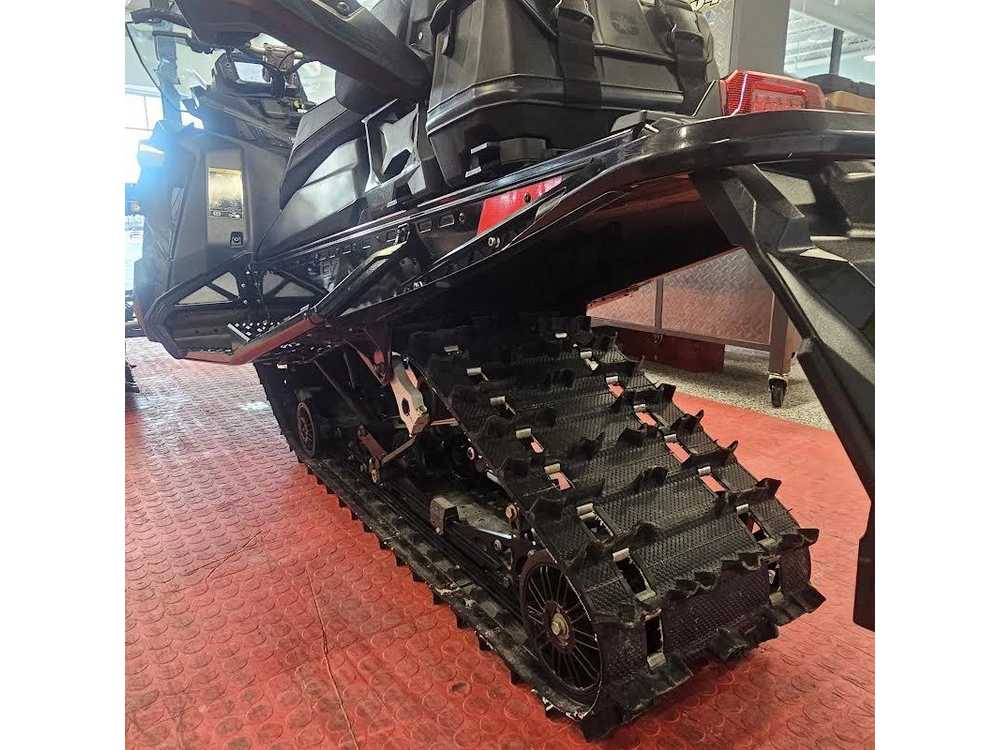 2025 Polaris 650 Indy Adventure 137 alt