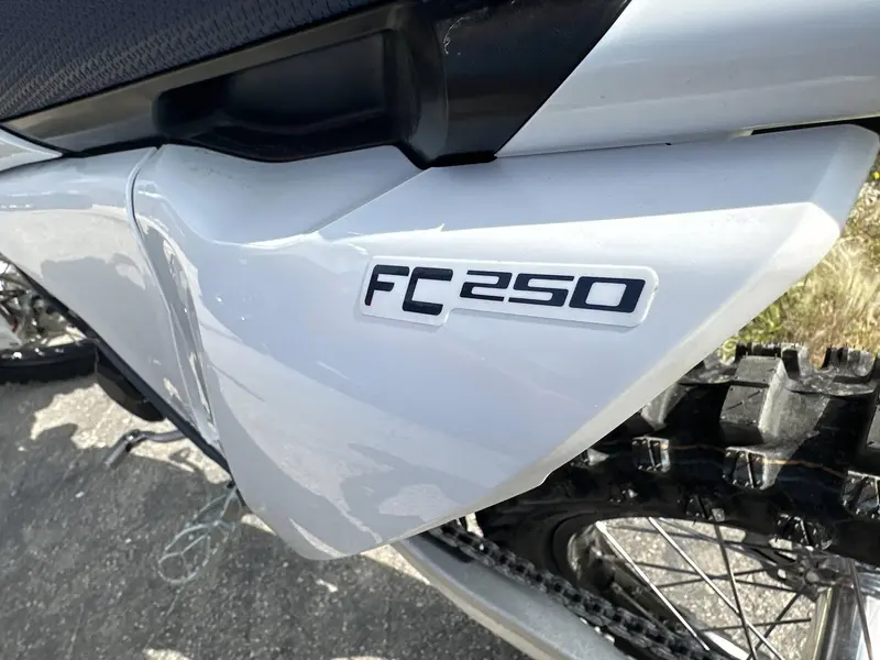 2025 Husqvarna FC 250 thumbnail 3