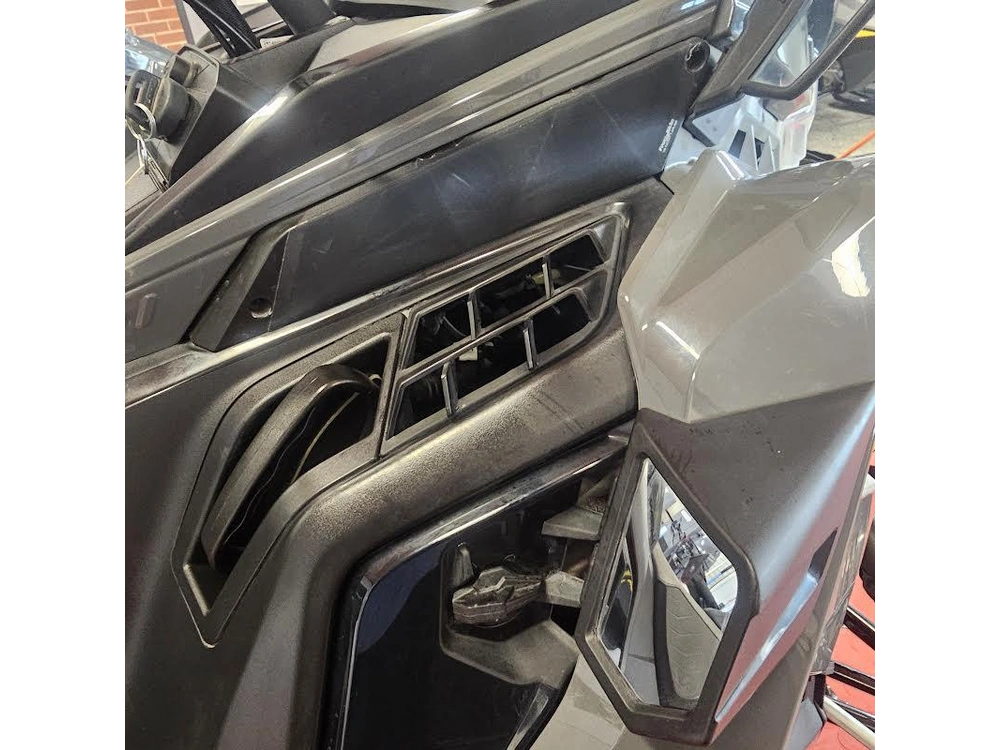 2025 Polaris 650 Indy Adventure 137 alt