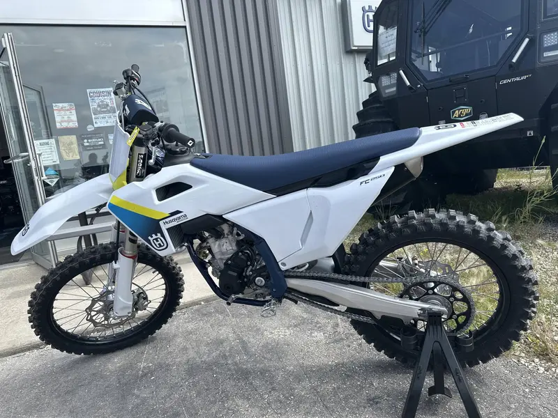 2025 Husqvarna FC 250 thumbnail 2
