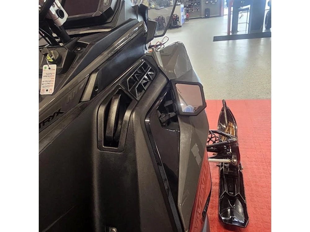 2025 Polaris 650 Indy Adventure 137 alt