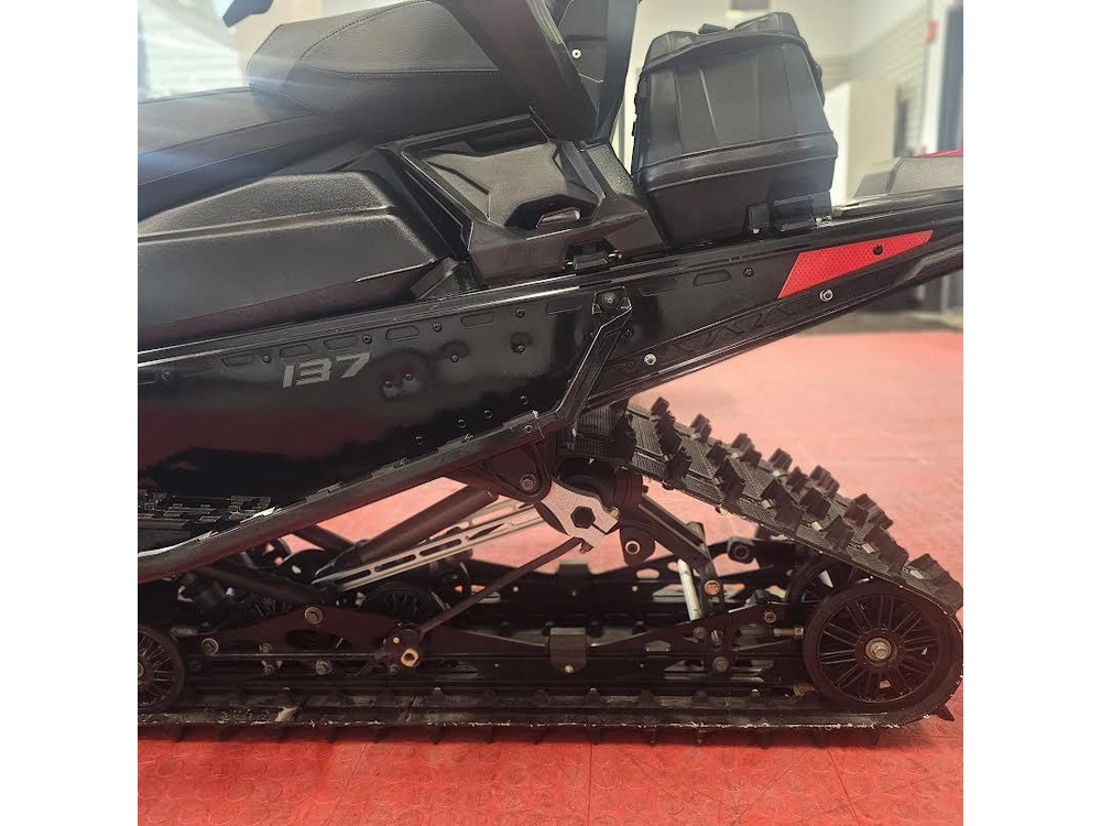 2025 Polaris 650 Indy Adventure 137 alt