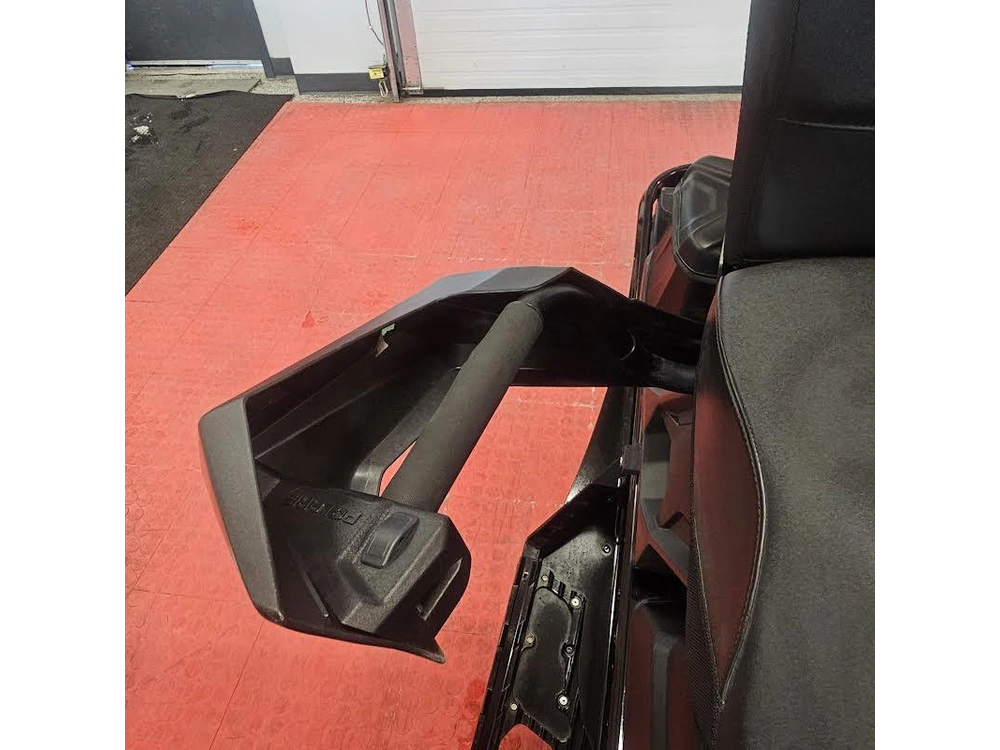 2025 Polaris 650 Indy Adventure 137 alt