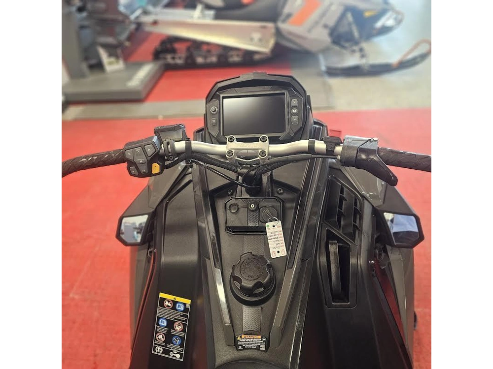 2025 Polaris 650 Indy Adventure 137 alt