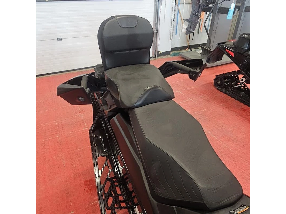 2025 Polaris 650 Indy Adventure 137 alt