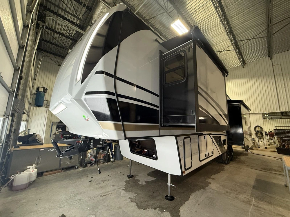 2026 Astoria 3173rlp Platinum alt