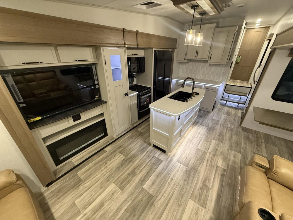 2026 Astoria 3173rlp Platinum alt