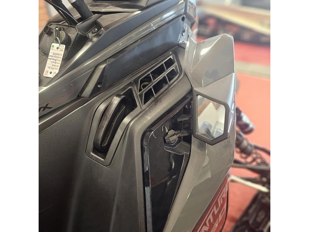 2025 Polaris 650 Indy Adventure 137 alt