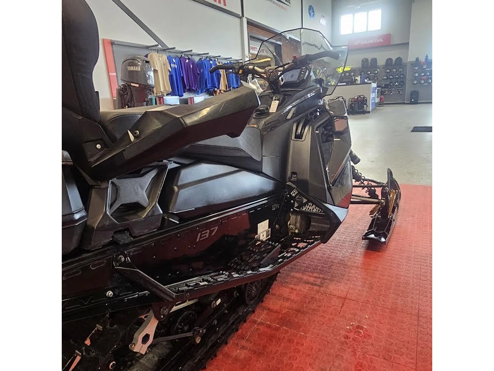 2025 Polaris 650 Indy Adventure 137 alt