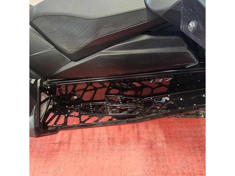 2025 Polaris 650 Indy Adventure 137 alt