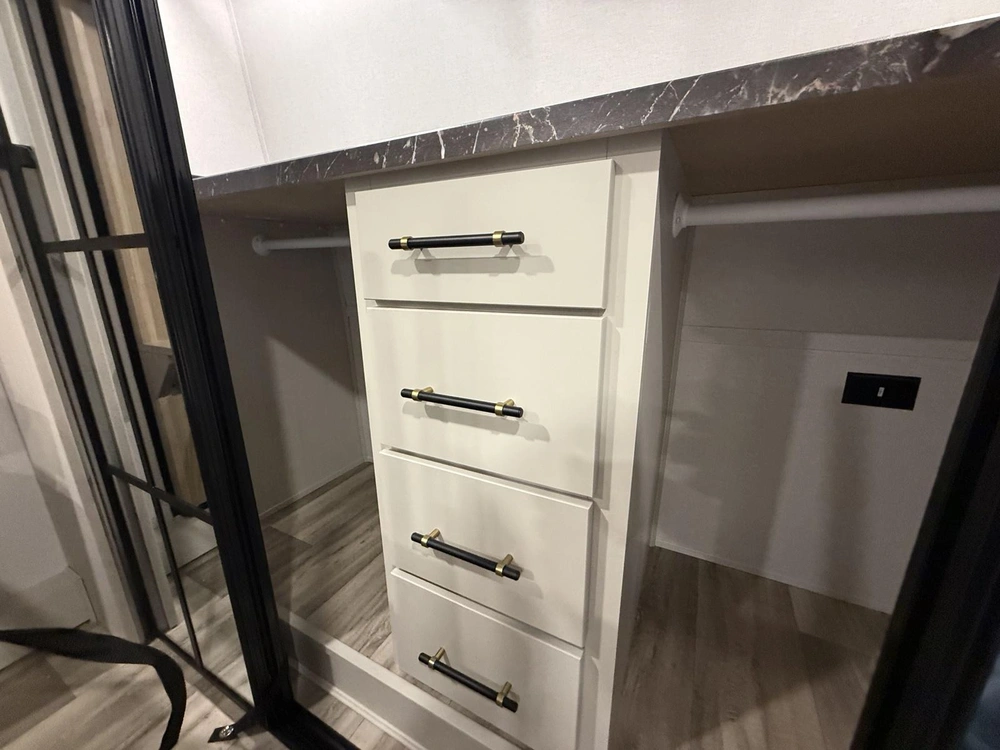 2026 Astoria 3173rlp Platinum alt