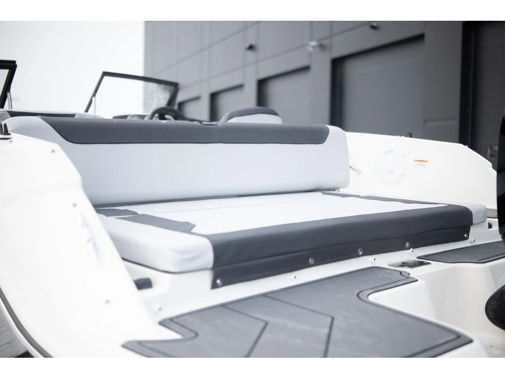 2023 Bayliner M19 alt