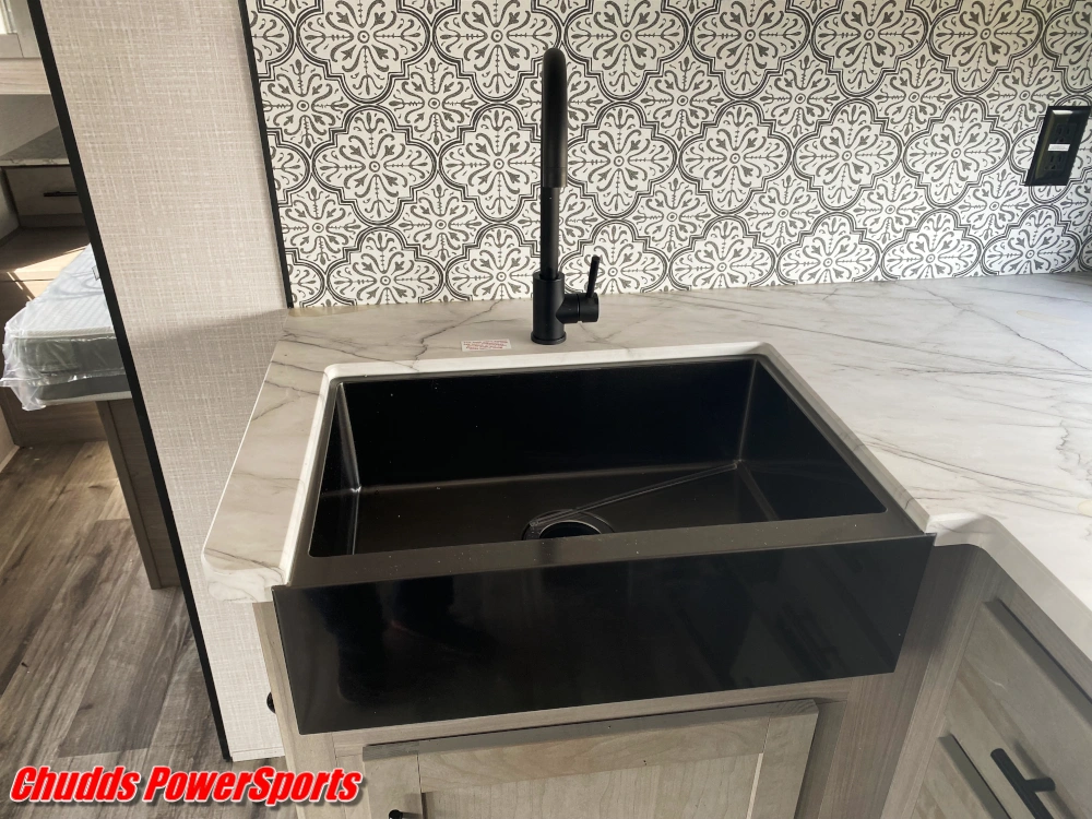 2022 Dutchmen Coleman Light 2455bh alt