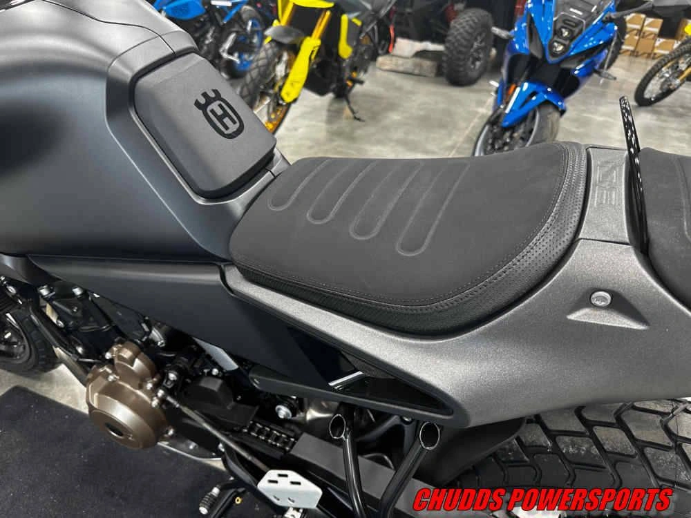 2024 Husqvarna Svartpilen 801 alt