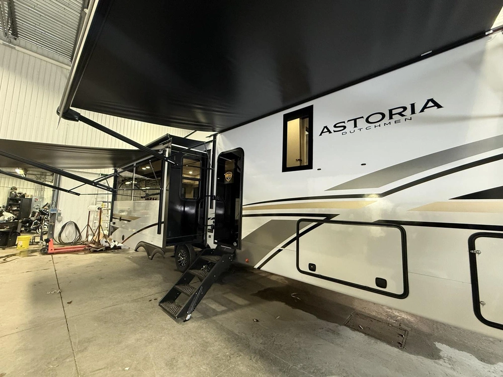 2026 Astoria 3173rlp Platinum alt