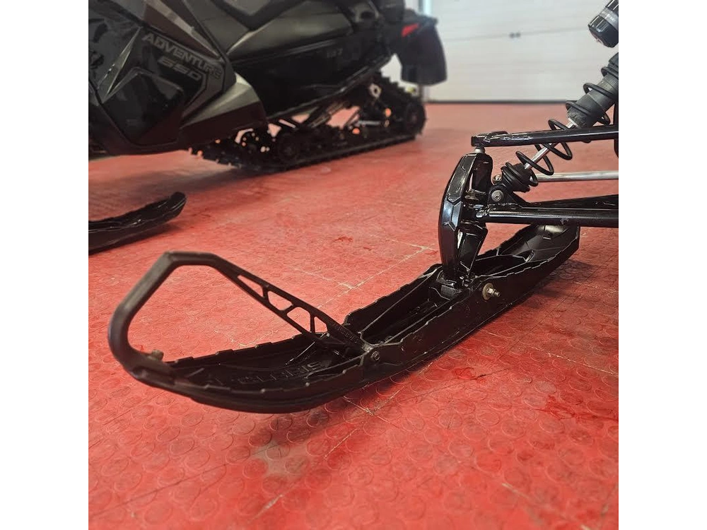 2025 Polaris 650 Indy Adventure 137 alt