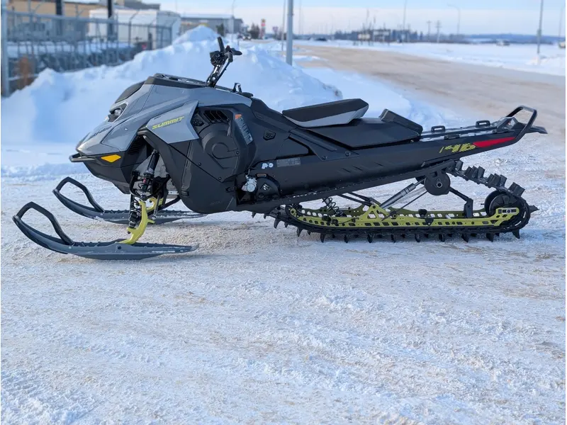 2026 Ski-Doo SUMMIT ADR w/ EDGE Pkg 146 850 E-TEC PowderMax FlexEdge 2.5" SHOT