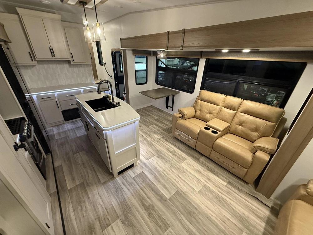 2026 Astoria 3173rlp Platinum alt