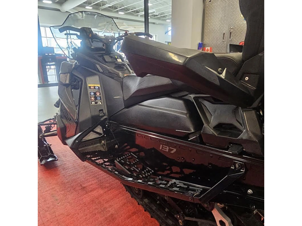 2025 Polaris 650 Indy Adventure 137 alt