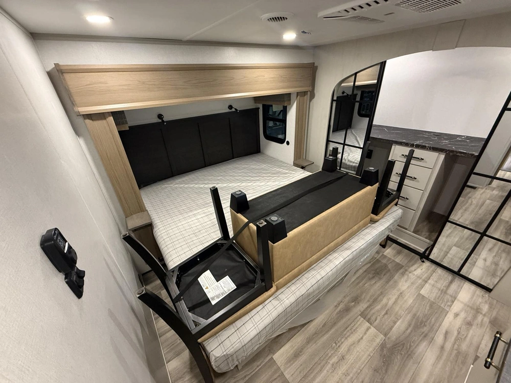 2026 Astoria 3173rlp Platinum alt