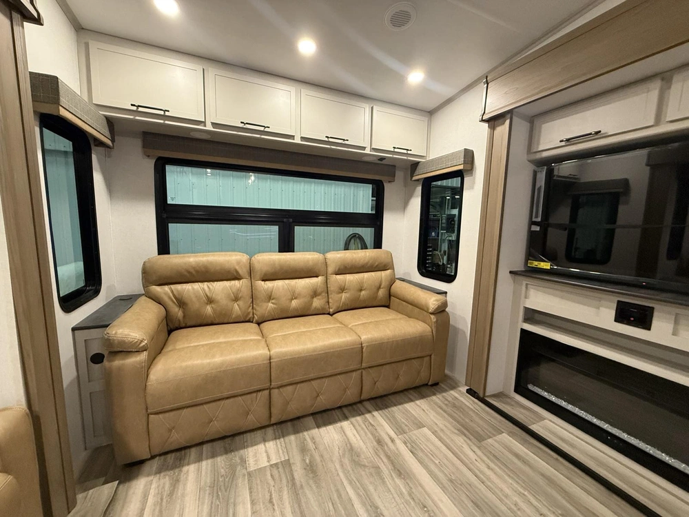 2026 Astoria 3173rlp Platinum alt