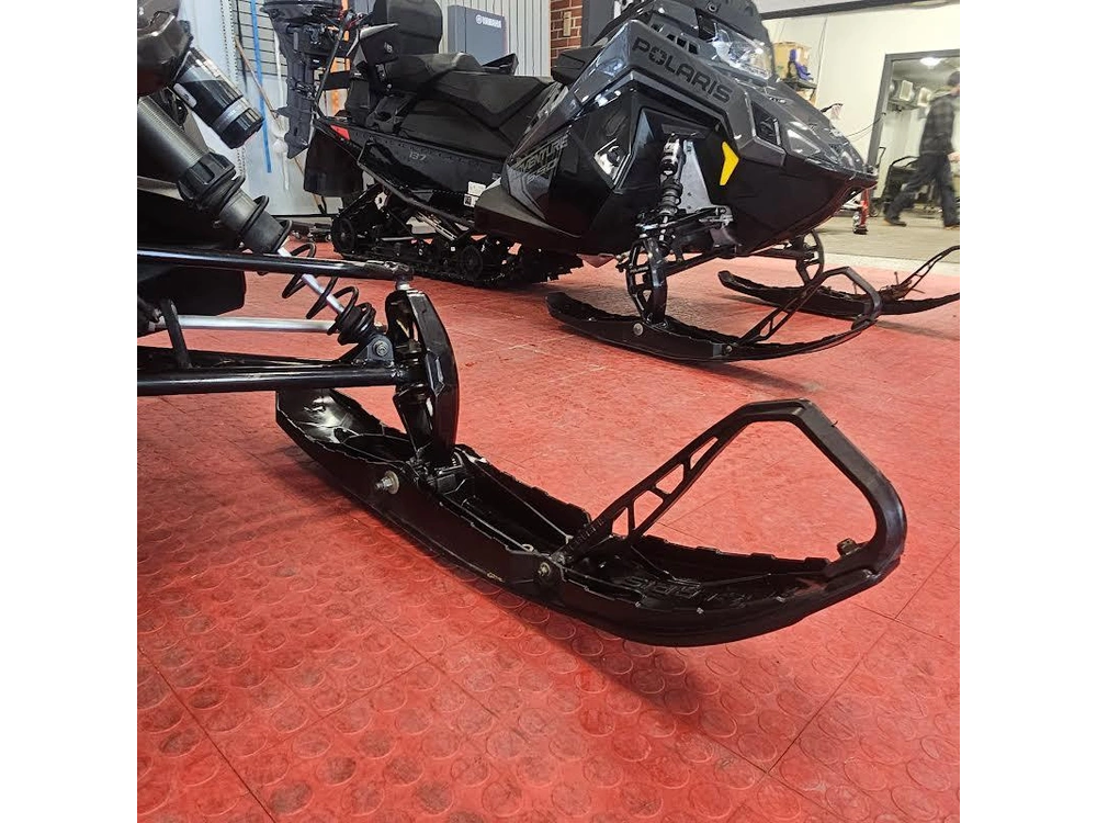 2025 Polaris 650 Indy Adventure 137 alt