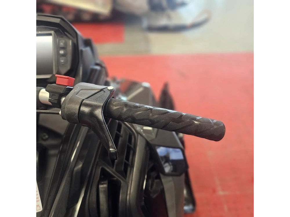 2025 Polaris 650 Indy Adventure 137 alt