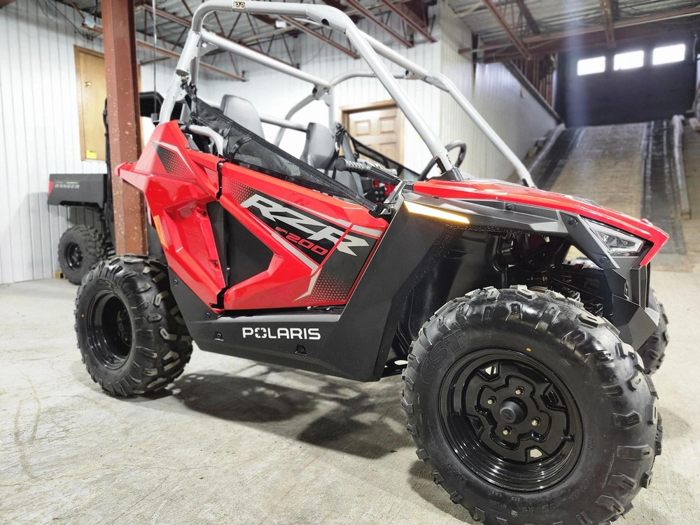 2026 Polaris Rzr 200 Efi Indy Red | 🧒 Véhicule Jeunesse – Idéal Apprentissage 🧒 | alt