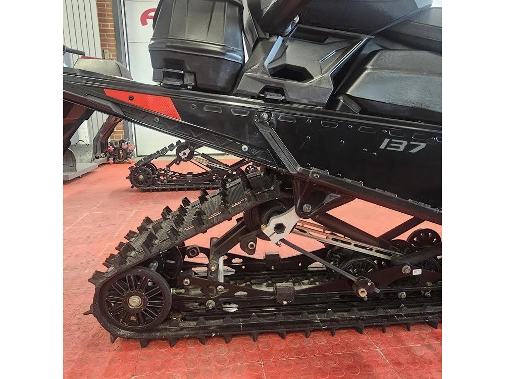 2025 Polaris 650 Indy Adventure 137 alt