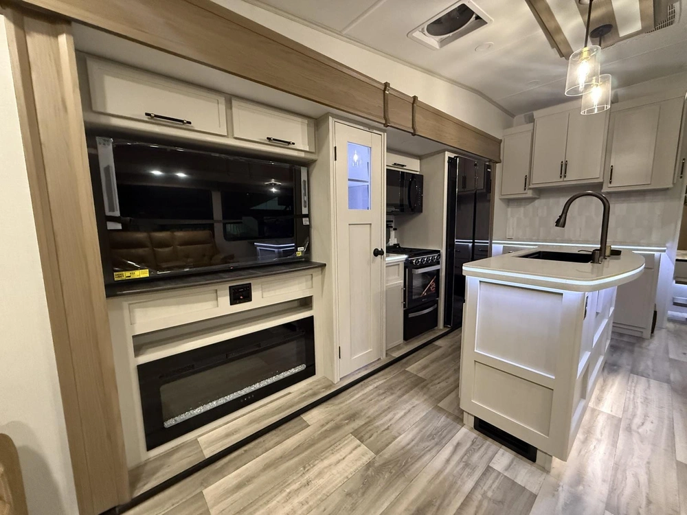 2026 Astoria 3173rlp Platinum alt