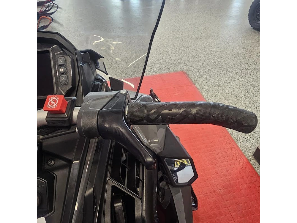 2025 Polaris 650 Indy Adventure 137 alt