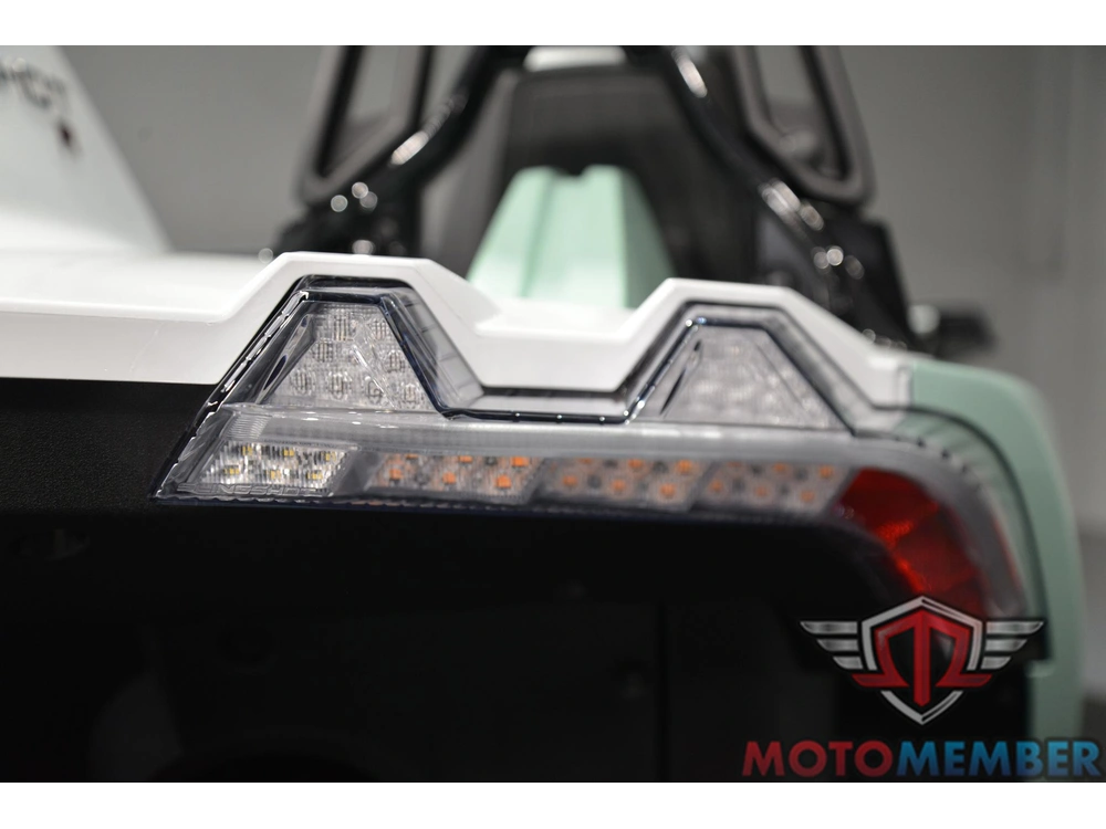 2026 Slingshot R Autodrive alt