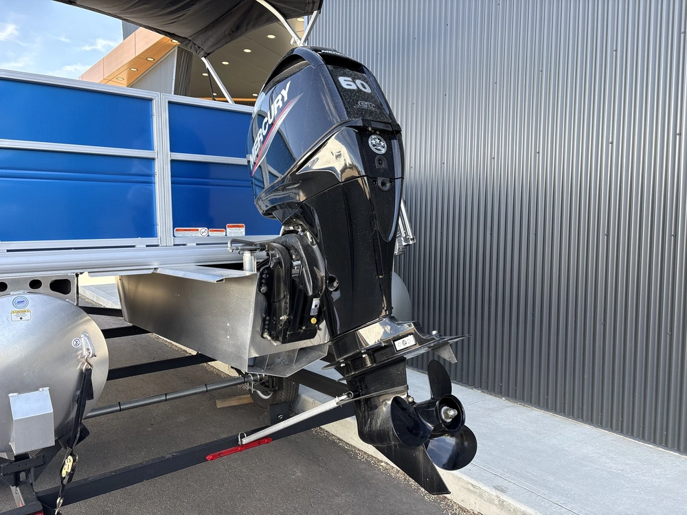 2026 Sun Tracker Party Barge® 18 Dlx-b086947 60 Elpt Four Stroke alt