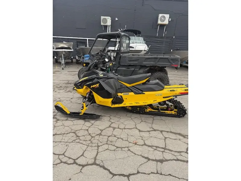 2025 Ski-Doo MXZ XRS 850 137"