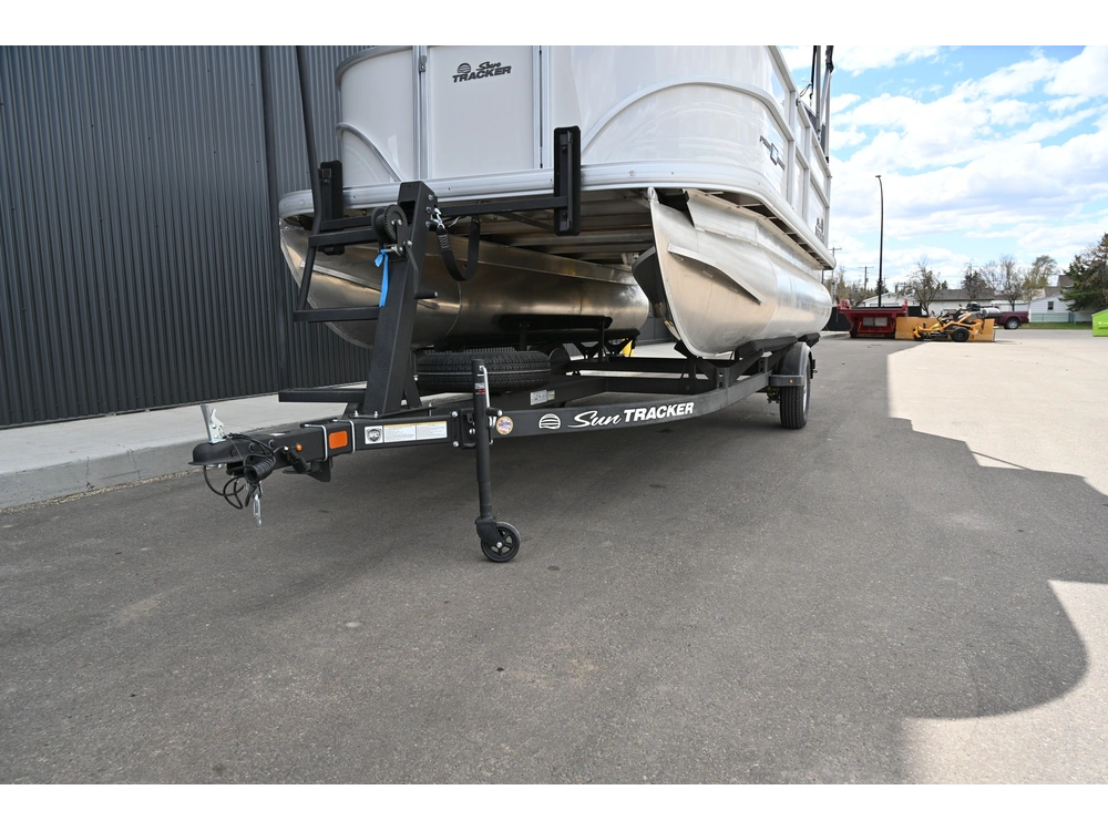 2026 Sun Tracker Party Barge 16 Dlx 50elpt 4s alt