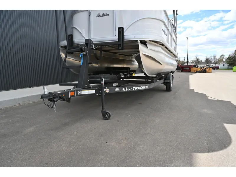 2026 Sun Tracker PARTY BARGE 16 DLX 50ELPT 4S thumbnail 8