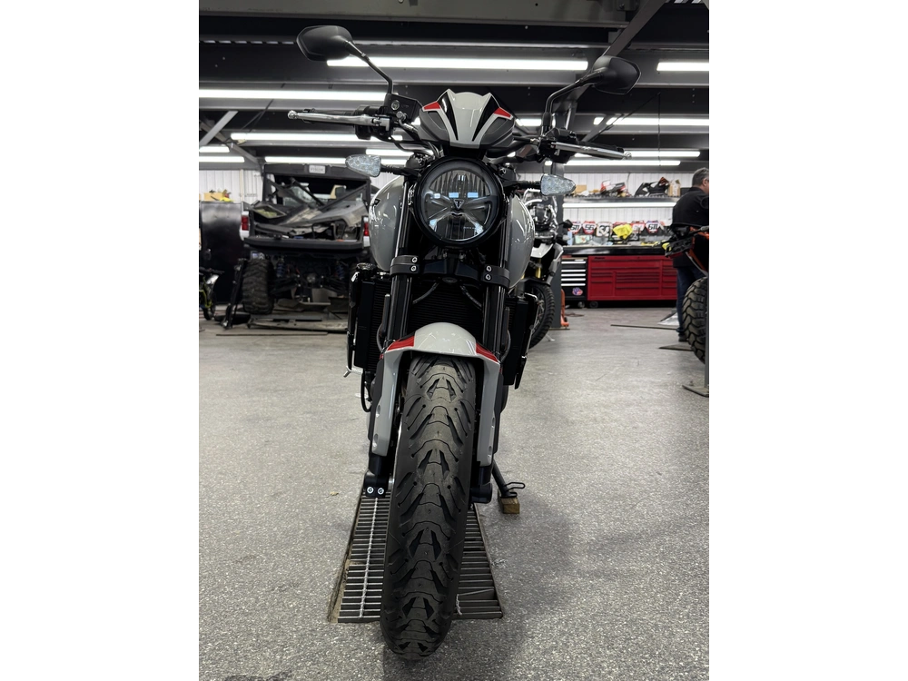 Triumph Trident 800 Gris 2026 alt