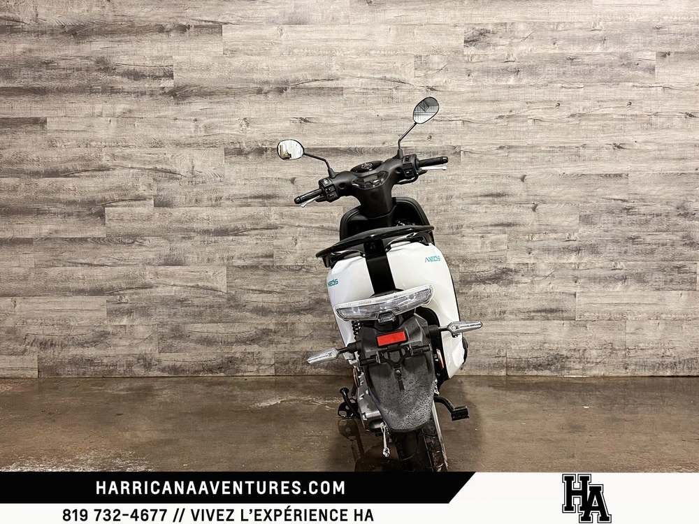 2025 Yamaha Neo Scooter Electrique Blanc alt