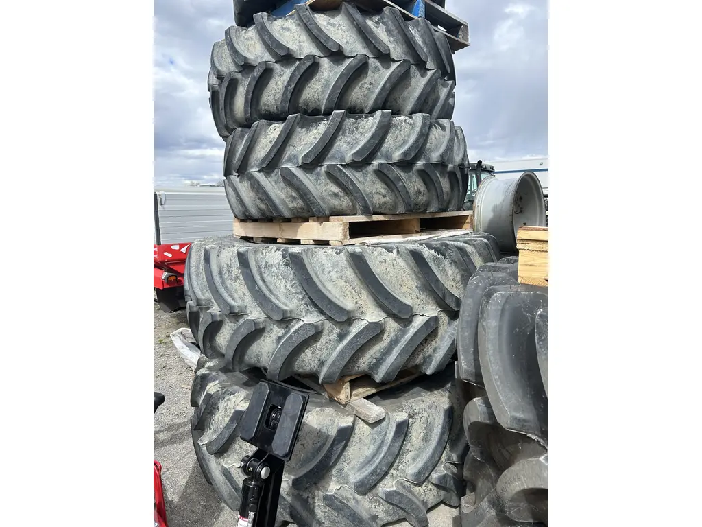 2024 Firestone Maxi-Traction 620/70R42 et 480/70R30
