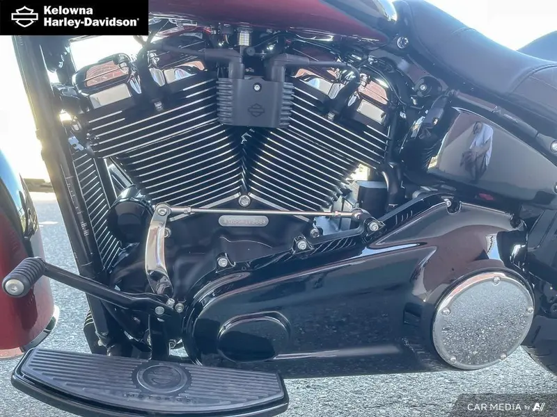 2025 Harley-Davidson FLHC - Heritage Classic thumbnail 24