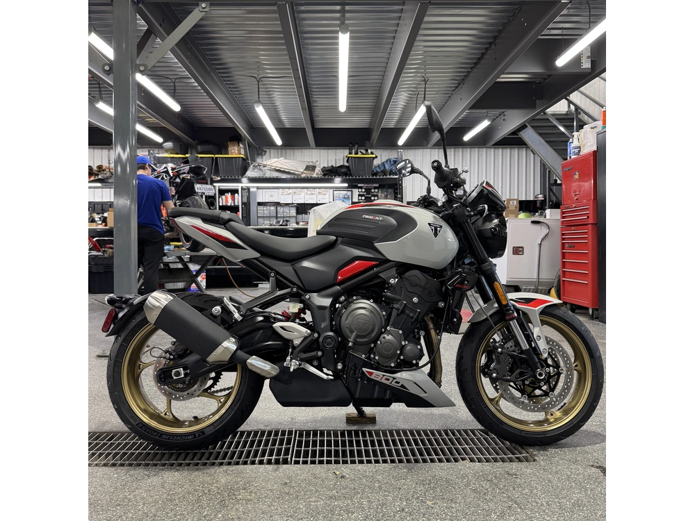 Triumph Trident 800 Gris 2026 alt