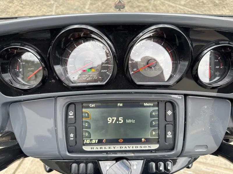 2018 Harley-Davidson FLHXSE - CVO™ Street Glide® thumbnail 17